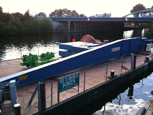 Neuer Kran bei Hollandboot in Berlin - Winterlager in Berlin