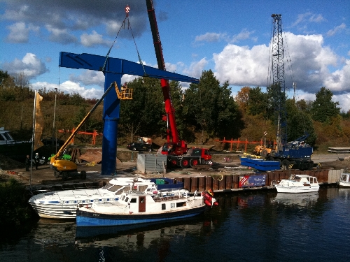 Neuer Kran bei Hollandboot in Berlin - Winterlager in Berlin